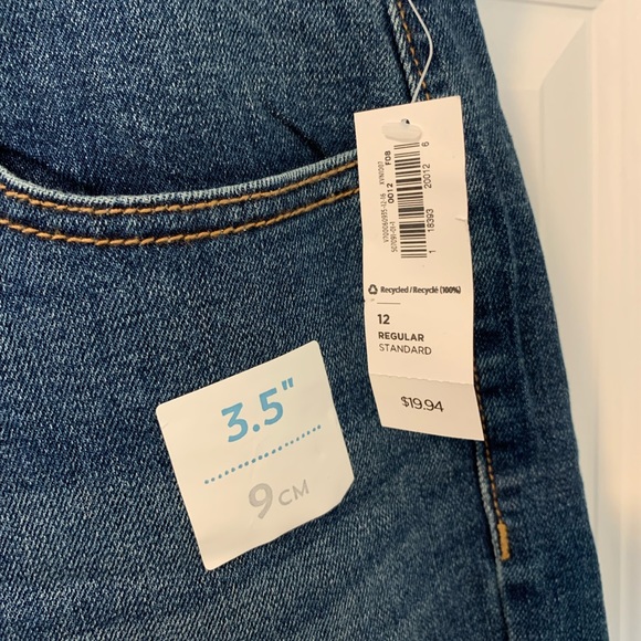Old Navy 3.5” Jean Shorts - Picture 4 of 4